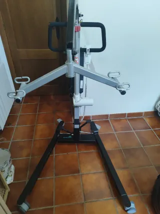 Grúa levanta personas