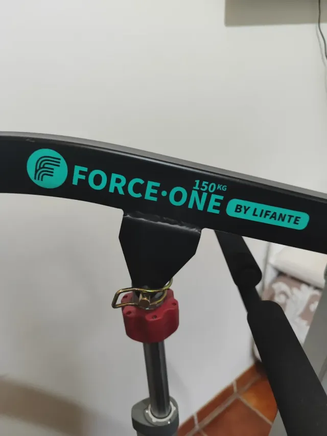 Grúa levanta personas