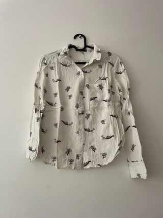 Camisa blanca con estampado de koalas