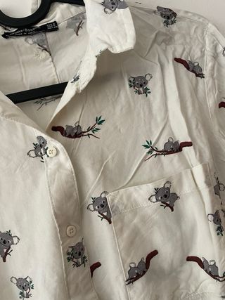 Camisa blanca con estampado de koalas
