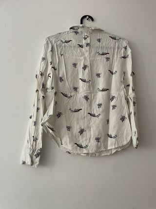 Camisa blanca con estampado de koalas
