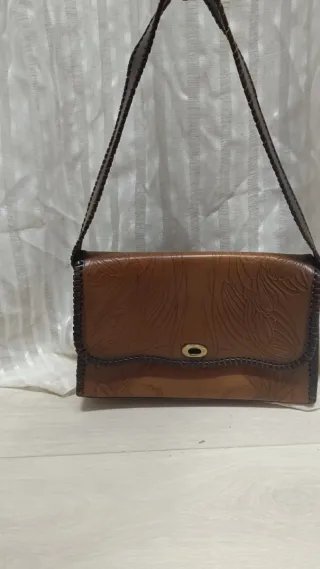 Bolso de cuero marrón con grabado
