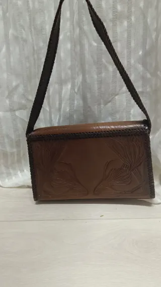 Bolso de cuero marrón con grabado