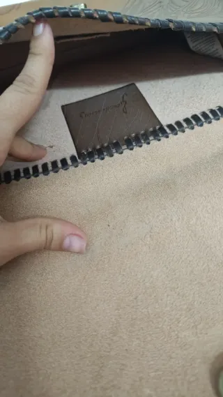 Bolso de cuero marrón con grabado