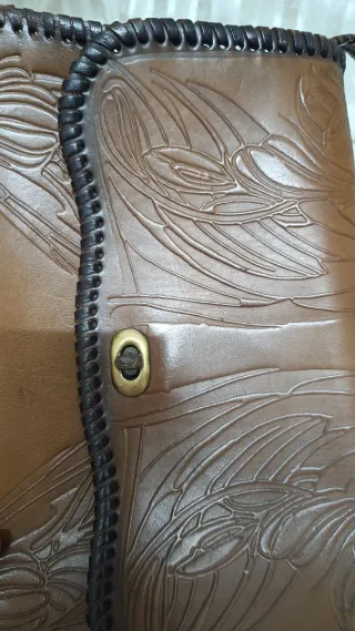 Bolso de cuero marrón con grabado