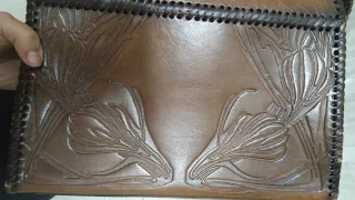 Bolso de cuero marrón con grabado