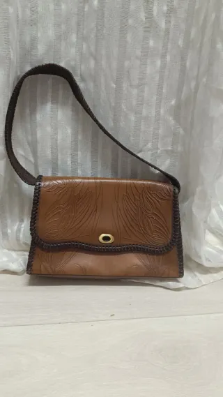 Bolso de cuero marrón con grabado