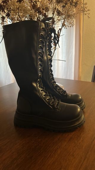Botas altas negras con cordones