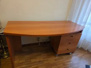Escritorio y cajonera madera. En perfecto estado.