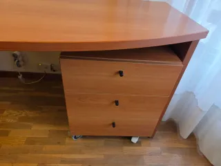Escritorio y cajonera madera. En perfecto estado.