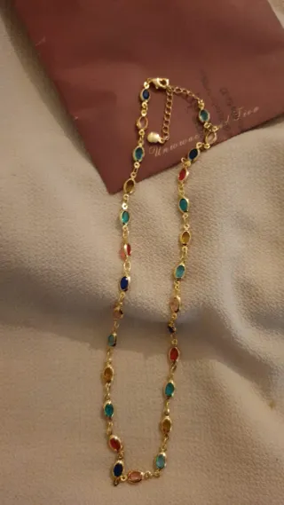 Collar chapado en oro con piedras multicolor