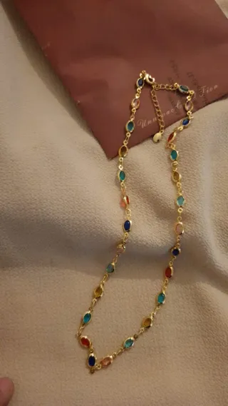 Collar chapado en oro con piedras multicolor