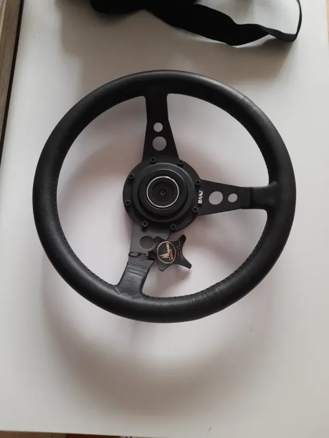 Volante in pelle per auto