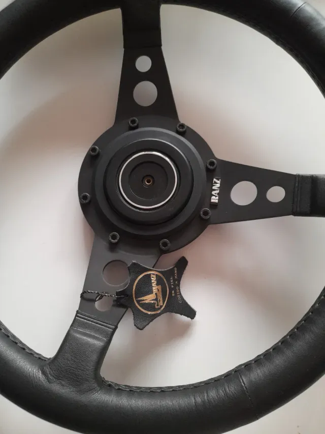 Volante in pelle per auto