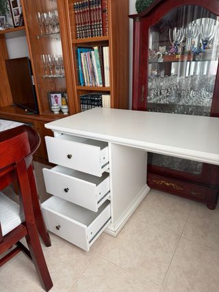Mesa de escritorio blanca con cajones