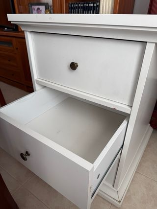 Mesa de escritorio blanca con cajones