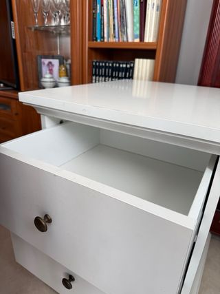 Mesa de escritorio blanca con cajones