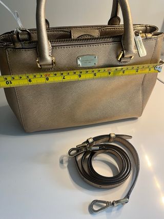 Bolso Michael Kors Dorado. Pequeño mano y cruzado.