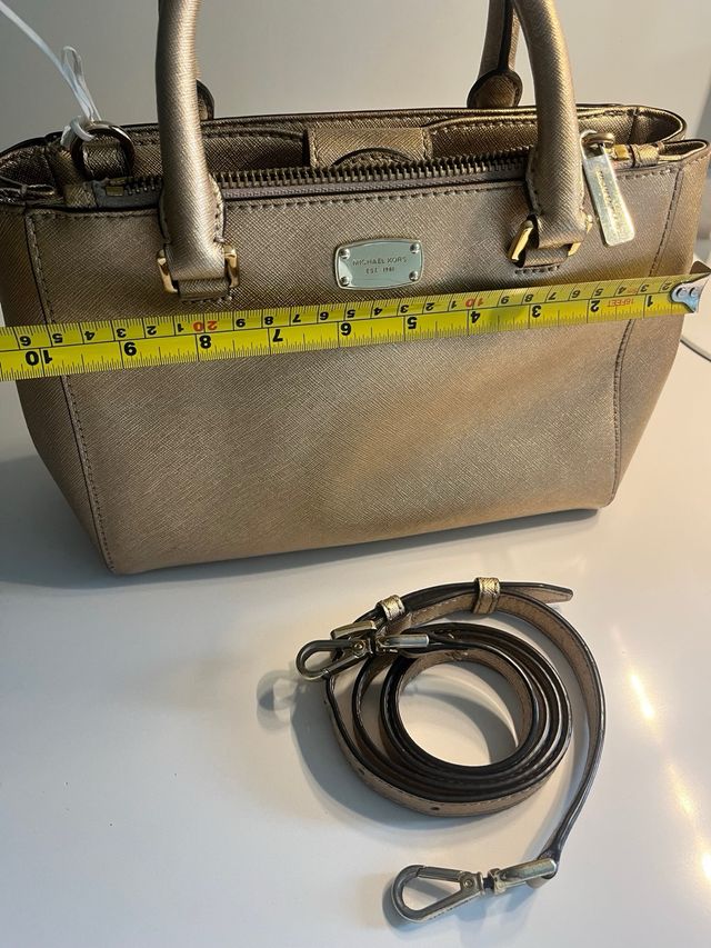 Bolso Michael Kors Dorado. Pequeño mano y cruzado.