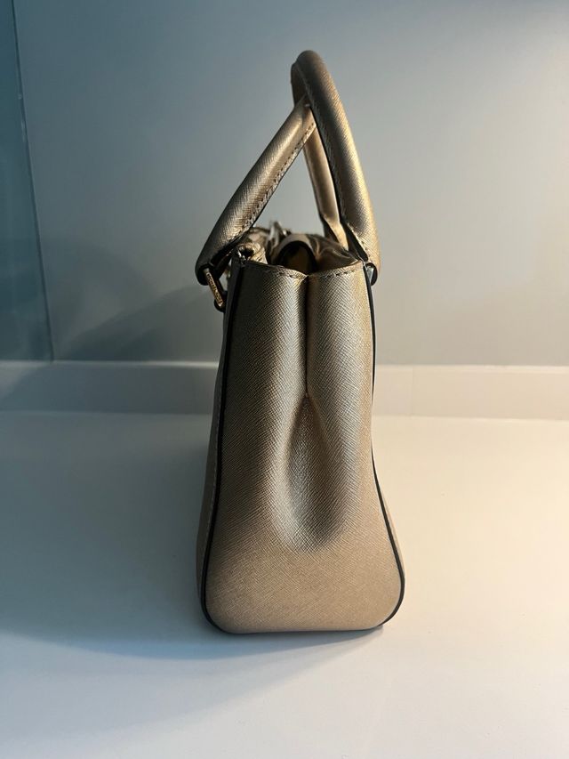 Bolso Michael Kors Dorado. Pequeño mano y cruzado.