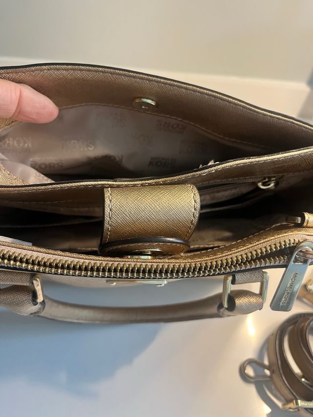 Bolso Michael Kors Dorado. Pequeño mano y cruzado.