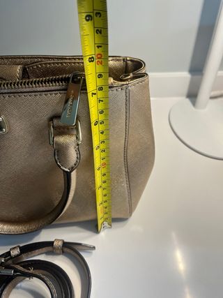 Bolso Michael Kors Dorado. Pequeño mano y cruzado.