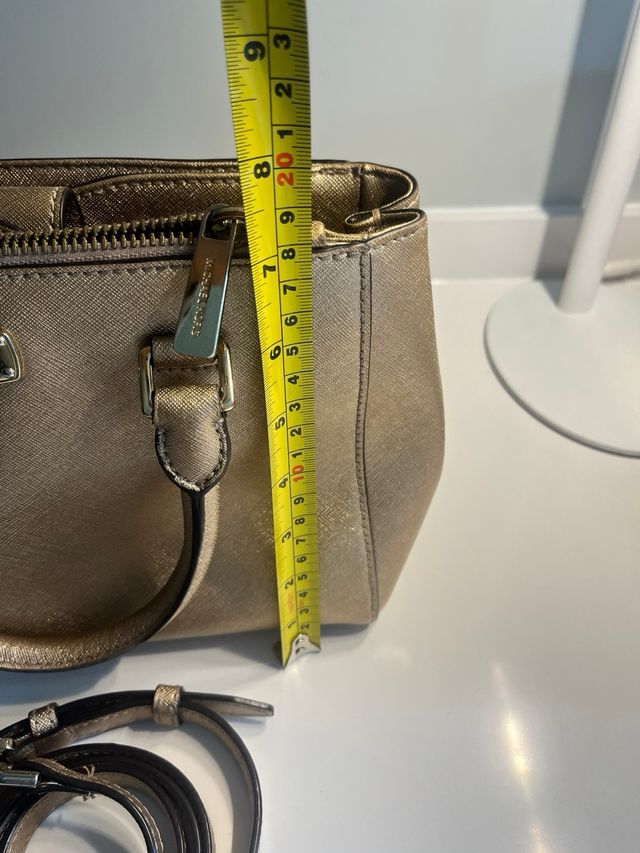 Bolso Michael Kors Dorado. Pequeño mano y cruzado.