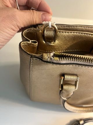Bolso Michael Kors Dorado. Pequeño mano y cruzado.