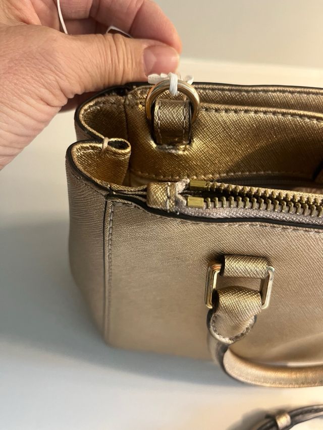 Bolso Michael Kors Dorado. Pequeño mano y cruzado.