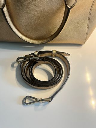 Bolso Michael Kors Dorado. Pequeño mano y cruzado.