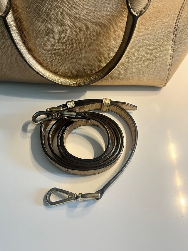 Bolso Michael Kors Dorado. Pequeño mano y cruzado.