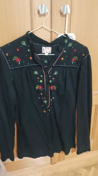 Camisa negra bordada flores