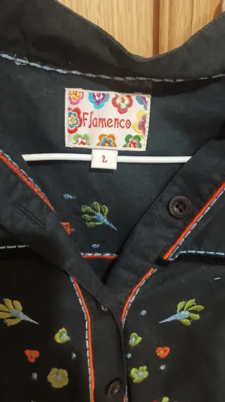 Camisa negra bordada flores