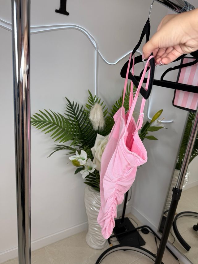 Top rosa fruncido tirantes finos