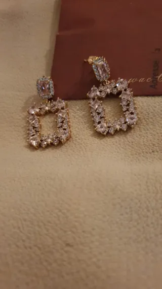 Pendientes chapados en oro y plateados con piedras