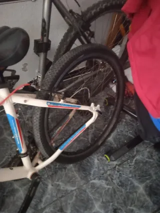 Bicicleta de montaña blanca Precio negociable