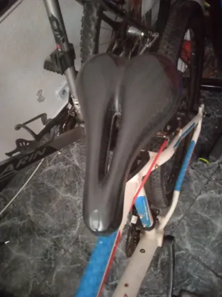 Bicicleta de montaña blanca Precio negociable