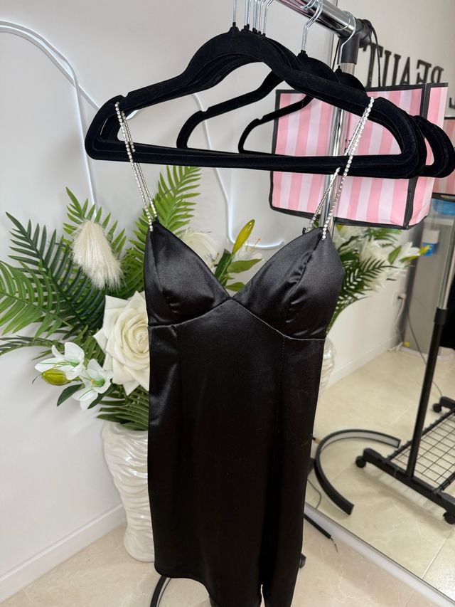 Vestido negro con tirantes de pedrería