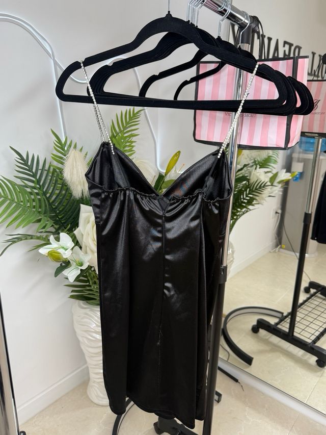Vestido negro con tirantes de pedrería