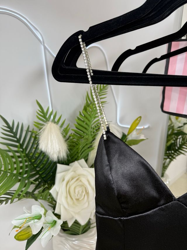 Vestido negro con tirantes de pedrería