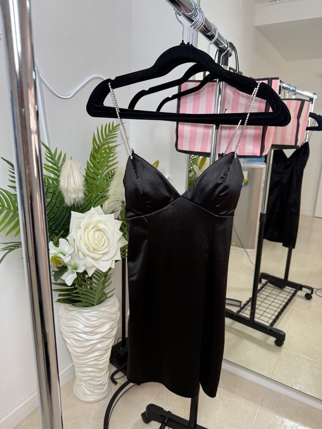 Vestido negro con tirantes de pedrería