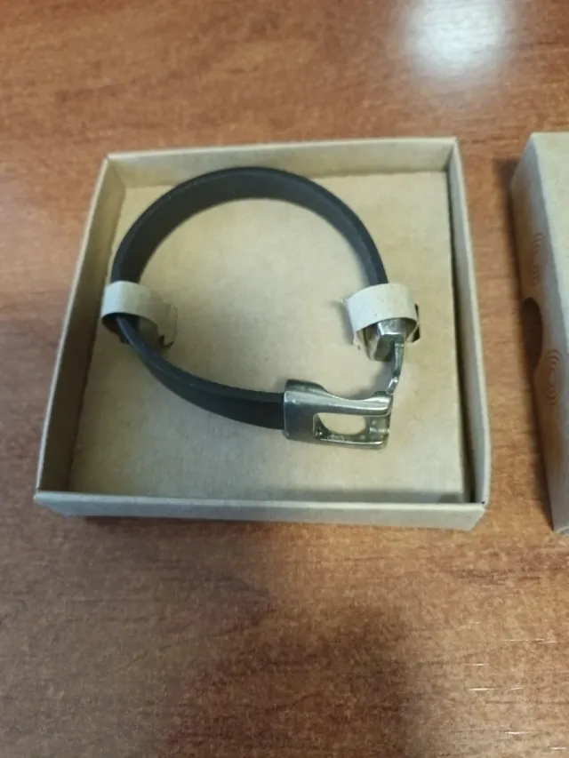 Pulsera de cuero y cierre plateado