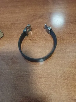Pulsera de cuero y cierre plateado