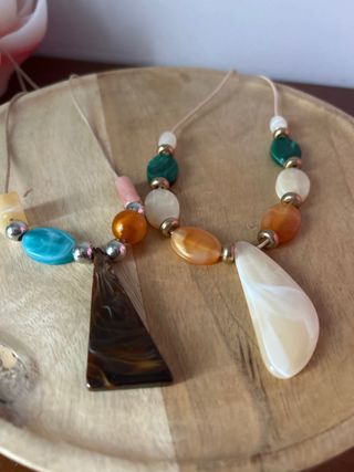 Dos collares con colgantes