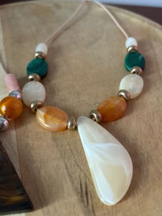 Dos collares con colgantes