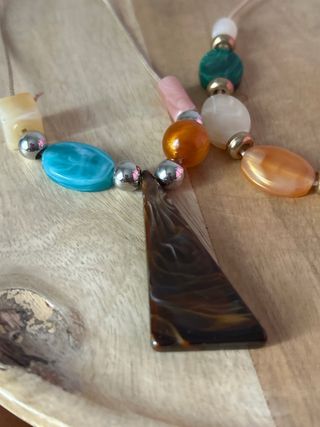 Dos collares con colgantes