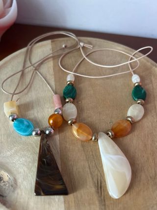 Dos collares con colgantes