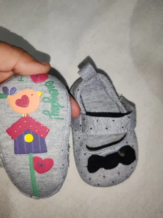 Zapatitos de bebé grises con dibujo
