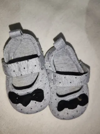 Zapatitos de bebé grises con dibujo