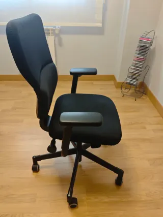 Silla de oficina ergonómica y regulable